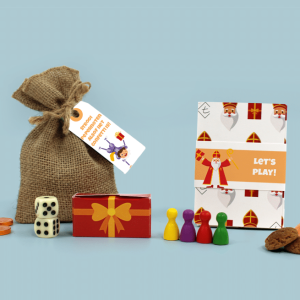 Inhoud Brievenbus Cadeau Sinterklaas Ganzebordspel Sinterpietenbord Pionnen Dobbelstenen Jute zak pepernoten en chocolade muntjes